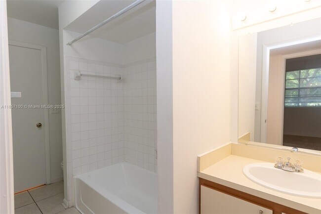 Building Photo - 1237 SW 46th Ave
