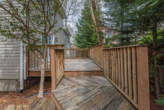 Building Photo - NW Large Updated Home! LR, DR, Den, FP, Ha...