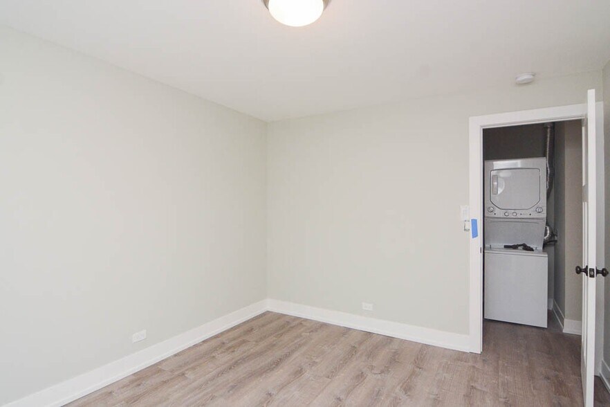 Building Photo - 525 W Surf St