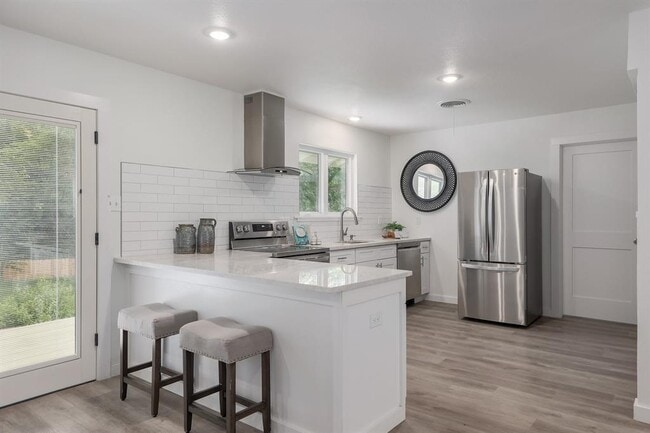Building Photo - 3300 Catalina Dr