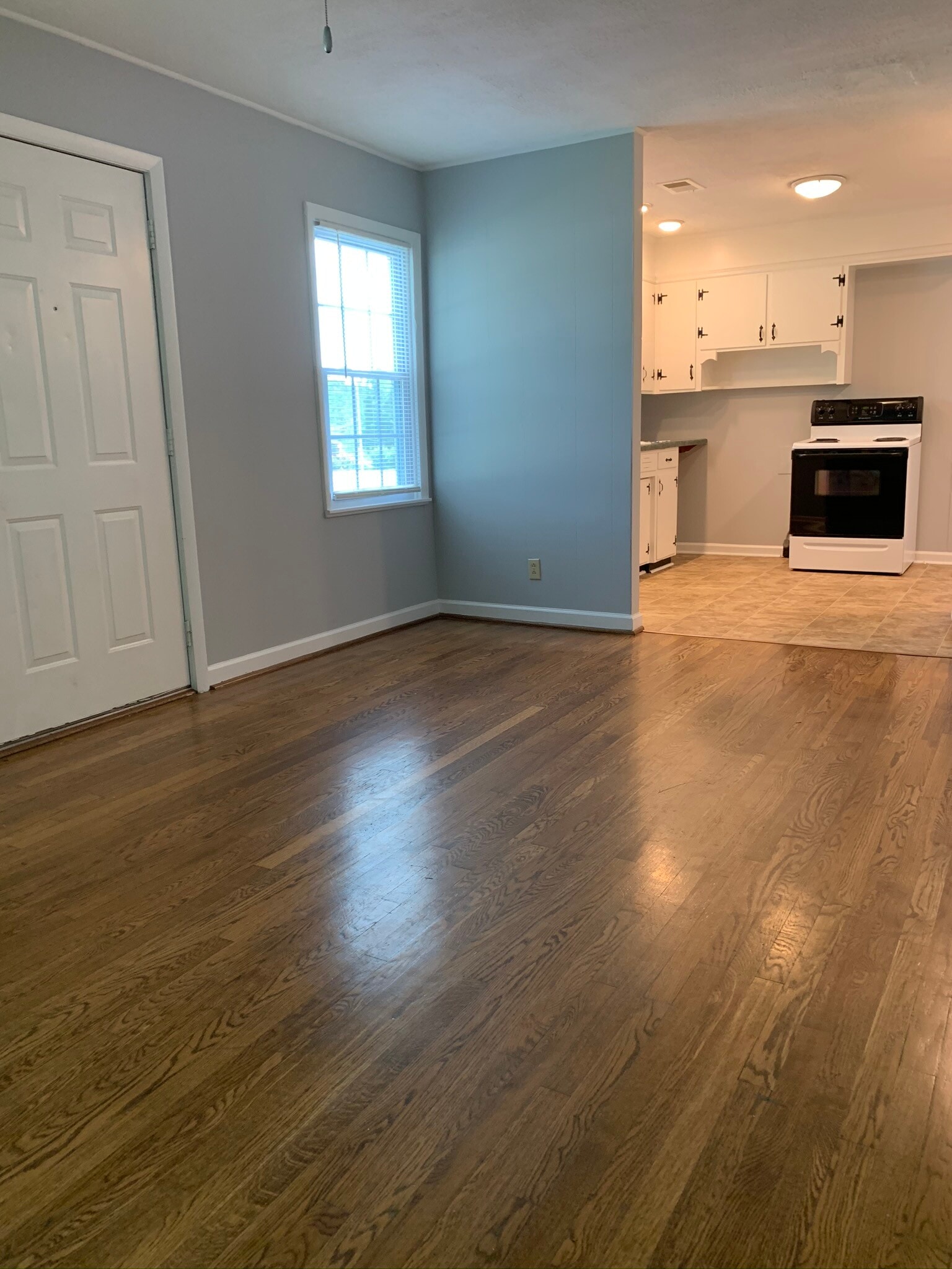 Dining area / Living room - 406 2nd Ave W