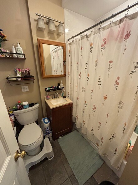 Building Photo - 8 Grove St