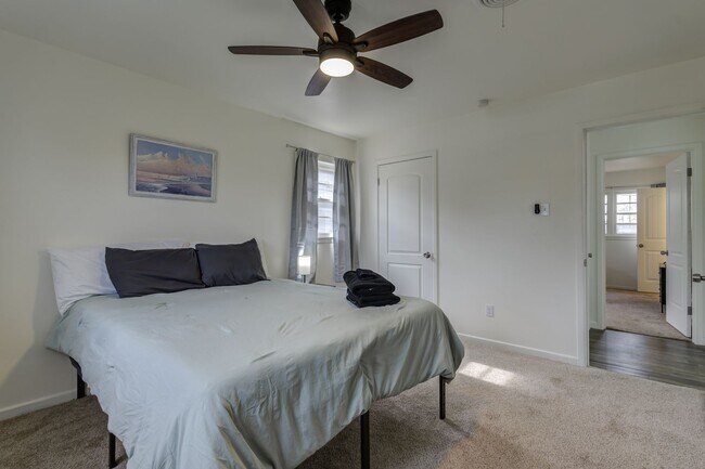 Building Photo - Charming Updated 3 Bedroom