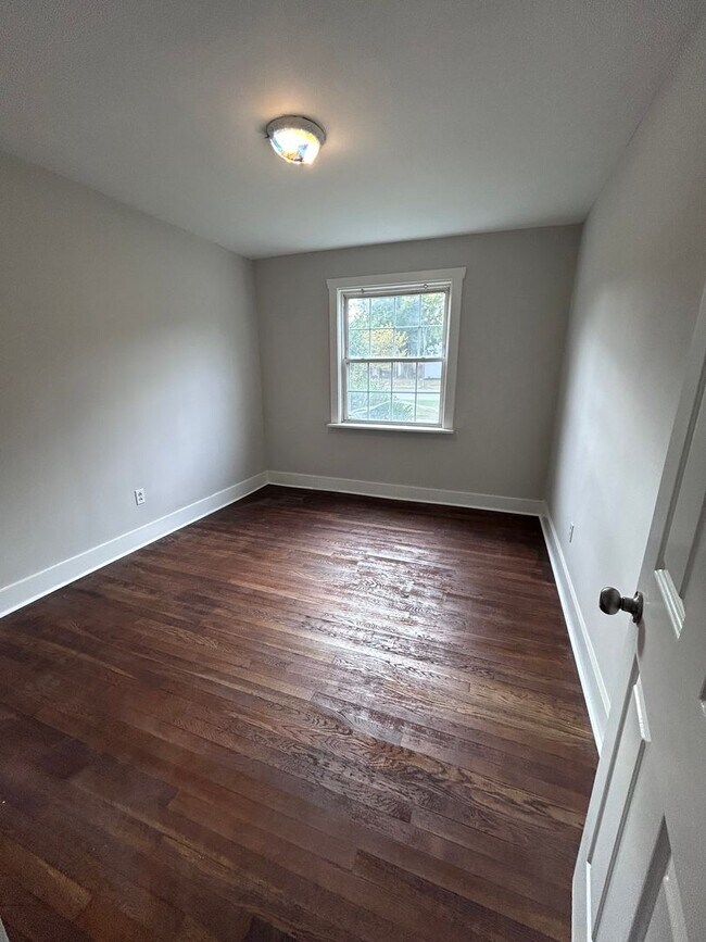 Building Photo - Available Now! | Fully Remodeled 2 Bed, 1 ...