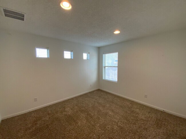 Building Photo - 5 Bedroom Luxury Home Available Near Louis...