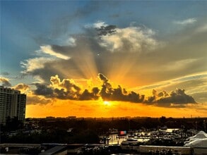 Building Photo - 1700 NW N River Dr