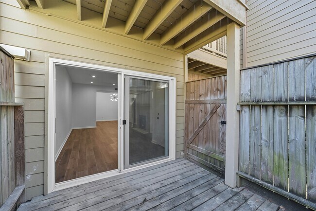 Building Photo - 2100 Tanglewilde St