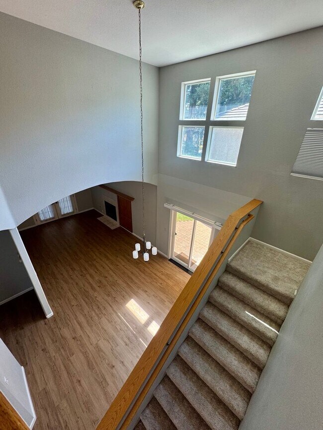Building Photo - Spacious 2 Bed, 2.5 Bath Home with Loft, Vaulted Ceilings & Private Yard