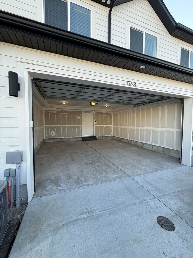 Building Photo - Beautiful Town Home in Salem, UT