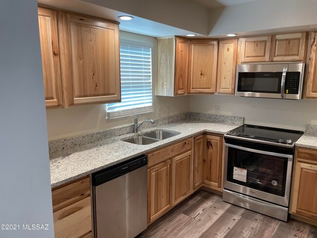 Building Photo - 2545 E Spring St