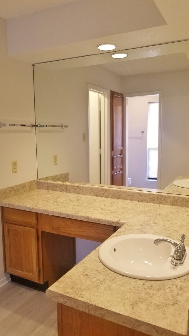 Building Photo - Spacious, Remodeled Duplex Unit Near Hulen...