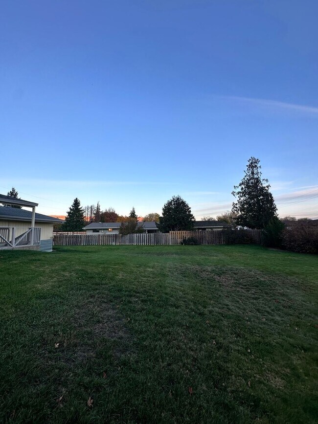 Building Photo - Large 4 Bed, 2 Bath House Available For Rent*