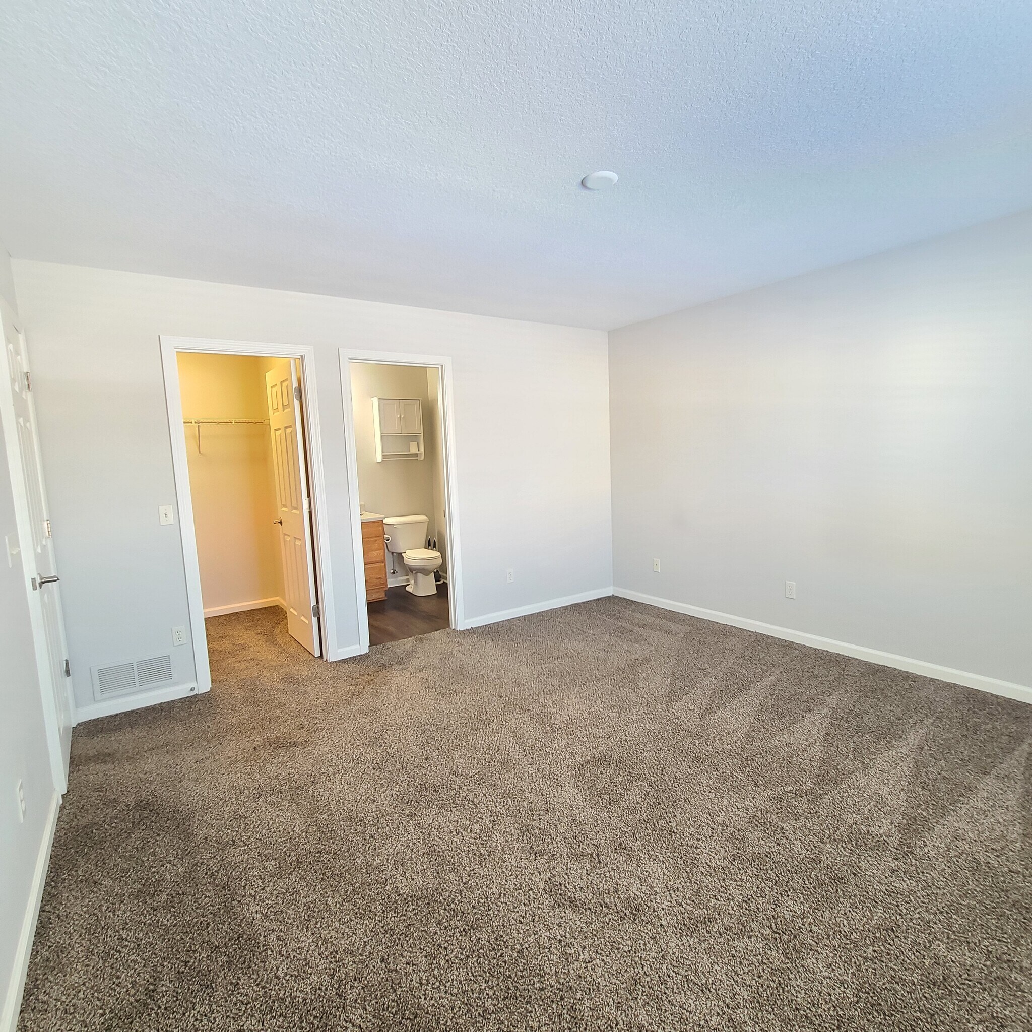 Building Photo - 10192 Greenmoor Dr