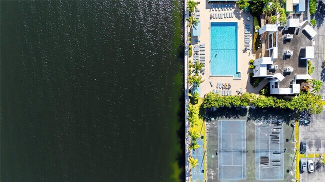 Building Photo - 800 Parkview Dr