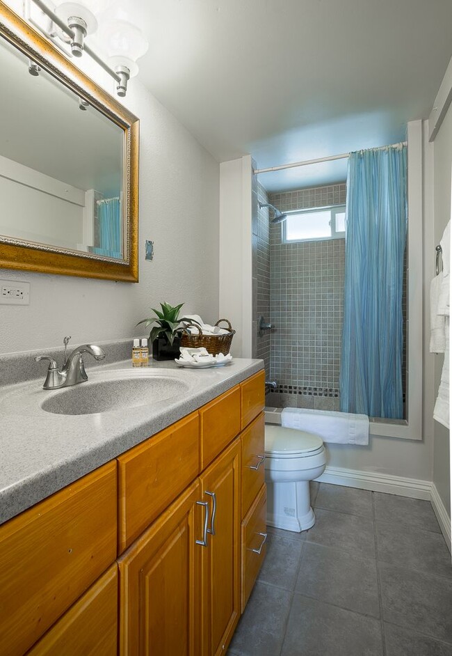 Building Photo - Welcome to this stunning 3-bedroom, 3-bathroom beachfront island oasis in the beautiful Hauula, HI.