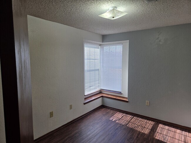 Building Photo - 2122 Meench Dr