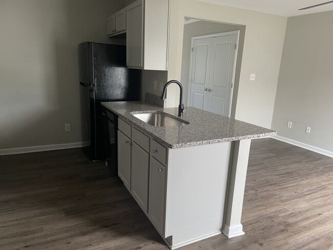 Building Photo - 3 bedroom/ 3 bathroom Townhouse