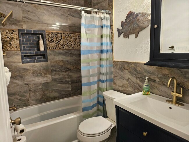 Building Photo - 1006 14th Ave NW