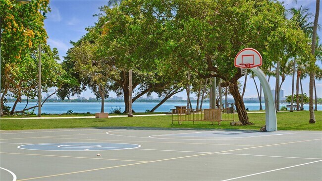 Building Photo - 1800 N Bayshore Dr