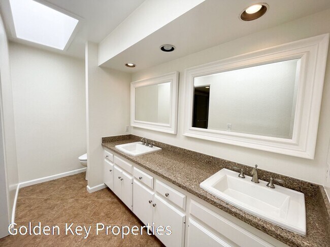 Building Photo - Beautiful ocean-view home located in the h...