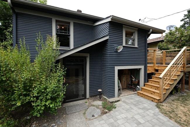 Building Photo - 3bd/2ba Seattle Home
