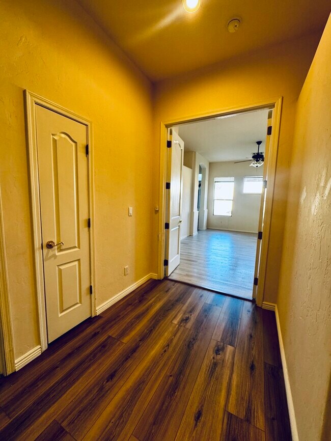 Building Photo - FOR RENT