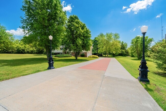 Building Photo - Large Home on Almost 2 Acres!