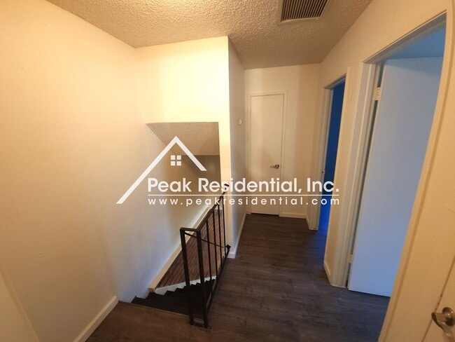 Building Photo - Spacious 2bd/1ba Sacramento Fourplex