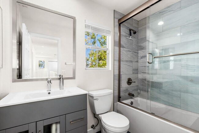 Building Photo - Beautifully Updated 3 Bedroom Southeast Ve...