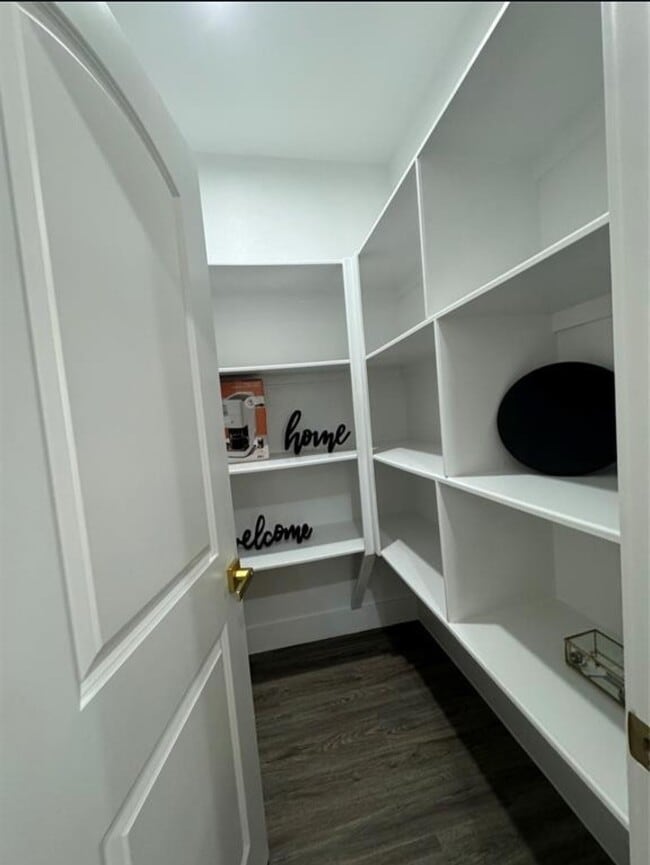 Building Photo - 1621 Wellington St