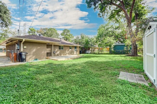Building Photo - 2207 Stonecrest Dr