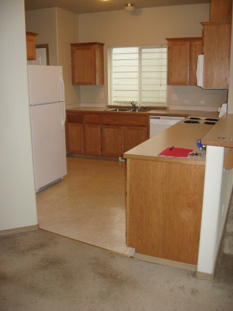 Building Photo - Spacious house with new kitchen flooring, ...