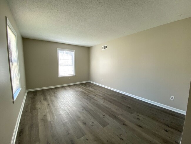 Building Photo - 3 bed, 2 bath home with access to 79 and 40.
