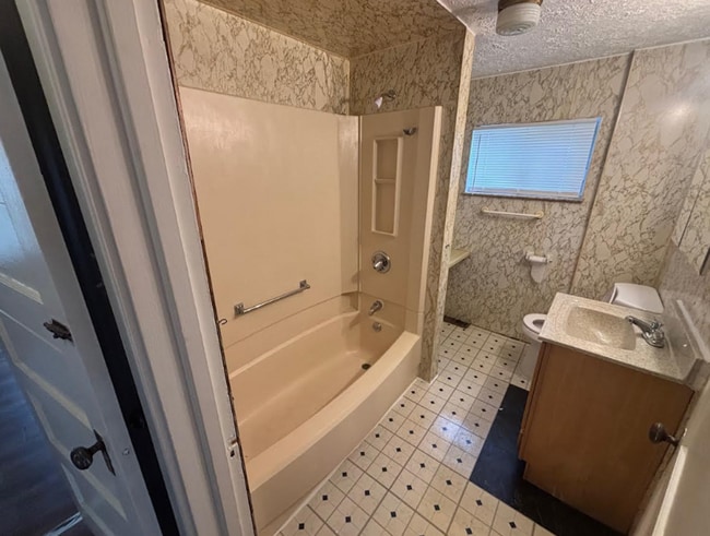 Building Photo - 2-Bedroom Apartment Available