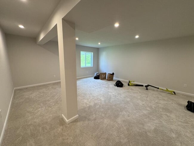 Building Photo - 13 Dana Dr