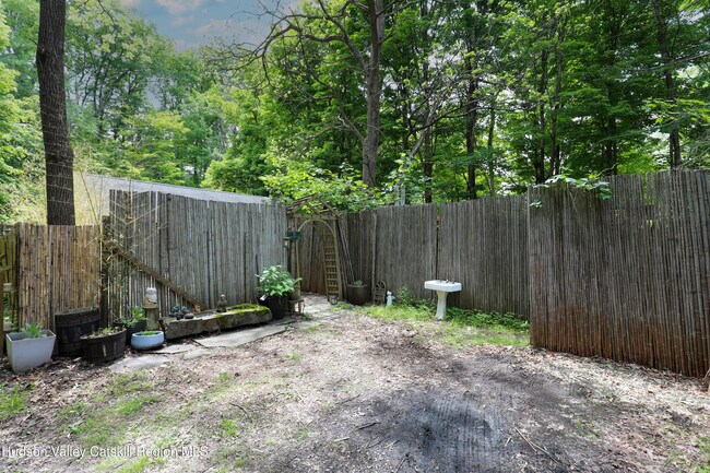 Building Photo - 10 Fitzsimmons Ln