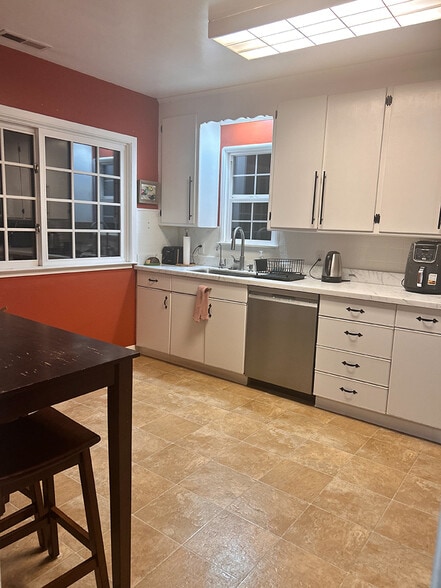 Kitchen with updated appliances - 2732 Eccleston Ave