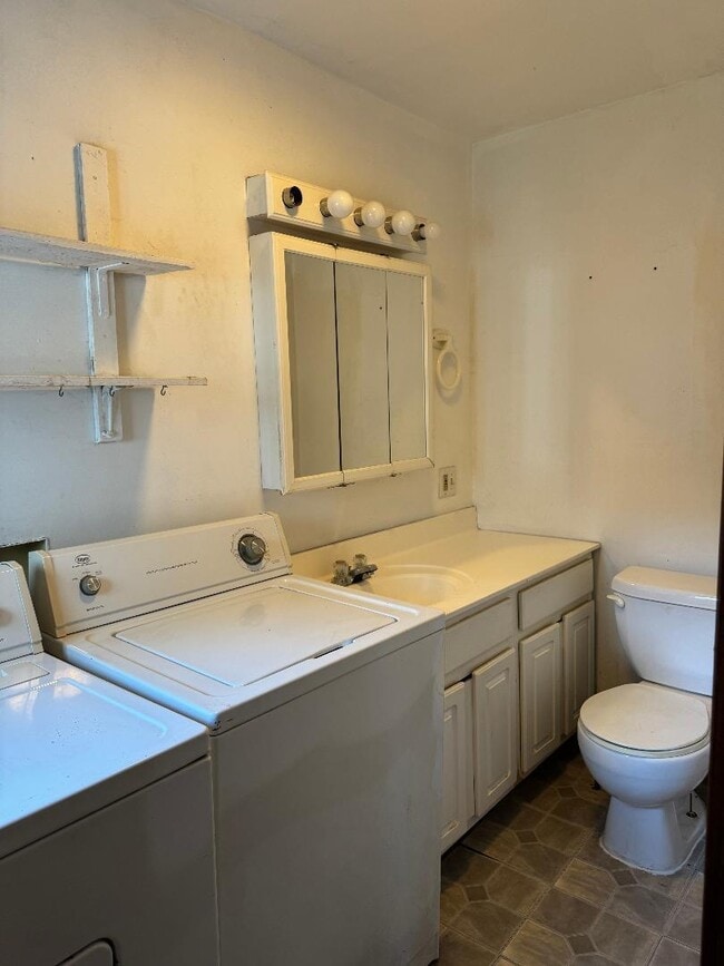 Building Photo - 743 S Wildwood Ave