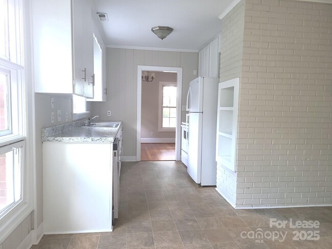 Building Photo - 5511 Wedgewood Dr