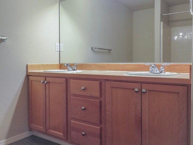 Building Photo - !!!! West Linn Townhome Available 3 Bedroo...