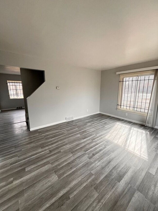 Building Photo - Charming 2-Bedroom Duplex Home / Pet-Frien...