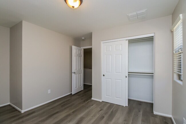 Building Photo - 2456 E Vermont Dr