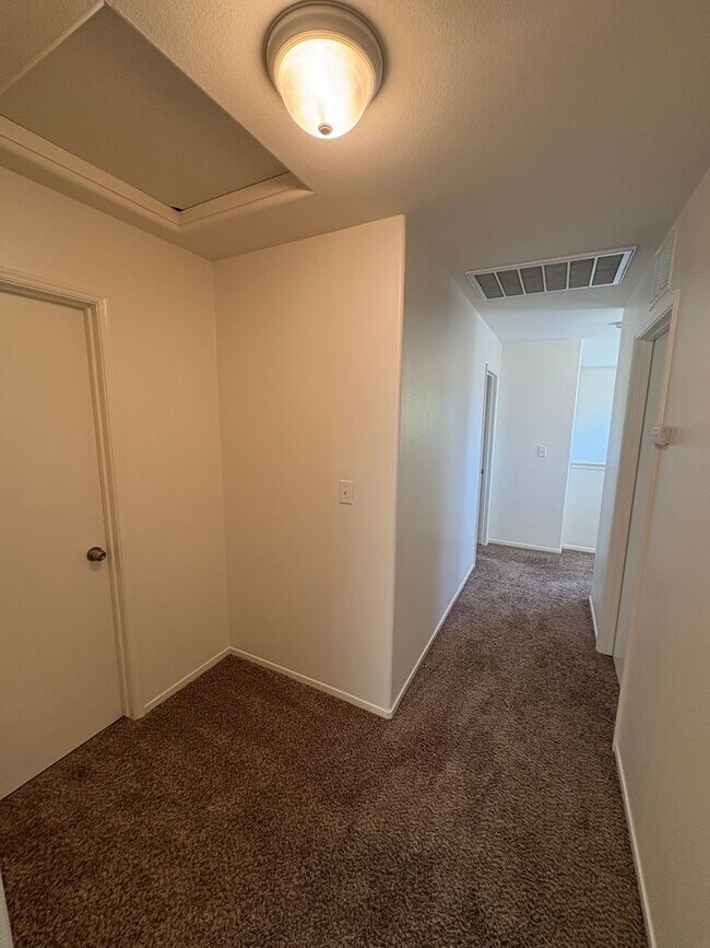 Building Photo - Beautiful home Ready to move in.