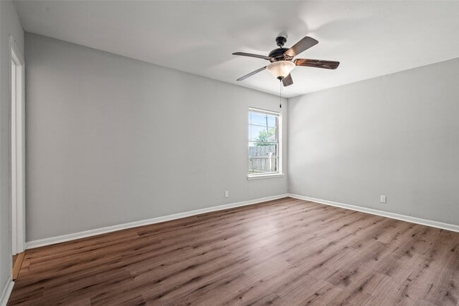 Building Photo - 810 S Western Hls Dr