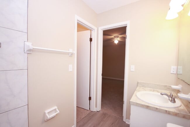 Building Photo - Updated 3BR/2BA Home with New Flooring & F...