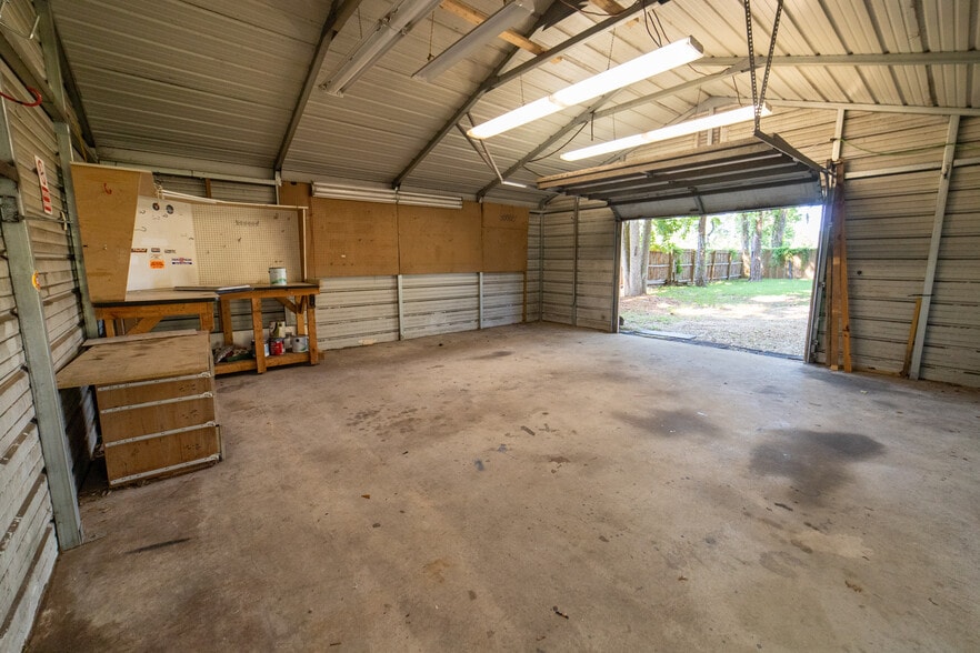 Garage/Workshop - 1101 Nantucket Ave