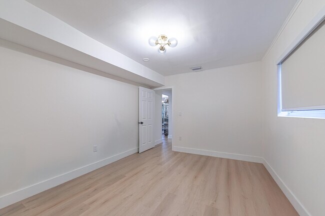 Building Photo - 1020 SW 31st Ave
