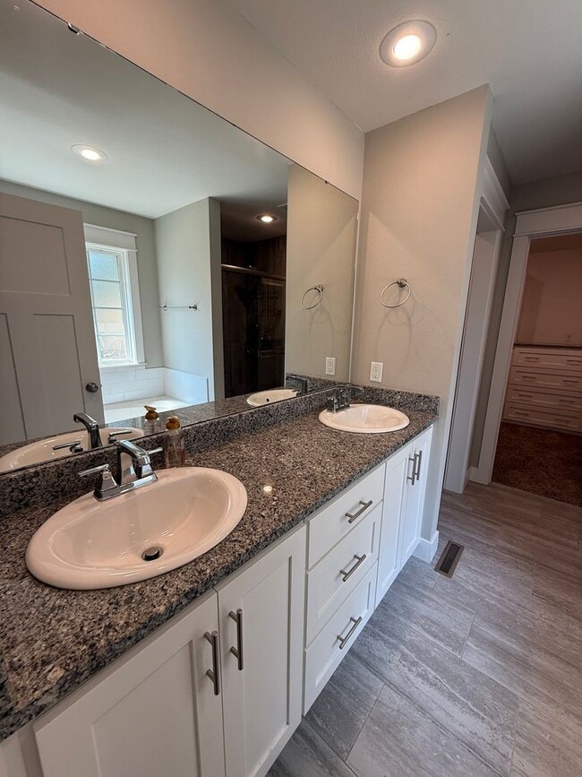 Building Photo - Gorgeous 4Bedroom House, on spacious 2 acres