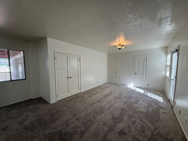 Building Photo - Centrally Located Single Story Ranch Style...