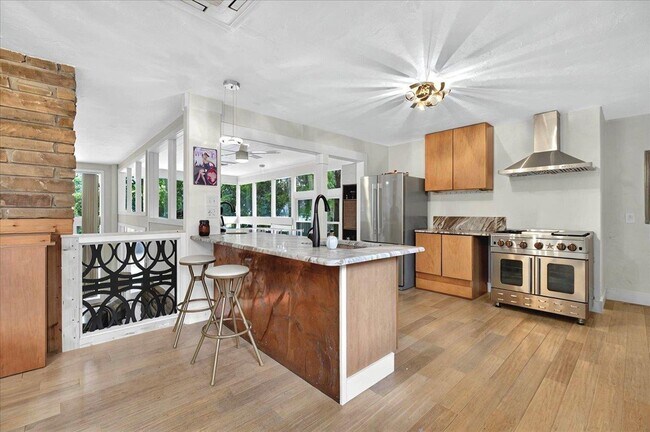 Building Photo - 1205 Gardenia Dr